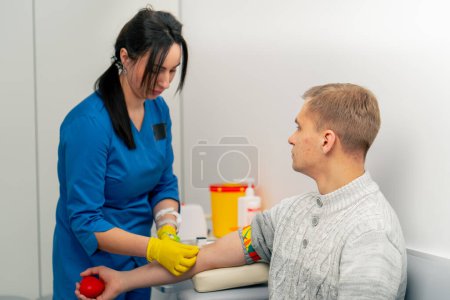 Téléchargez les photos : Dans le gars de la clinique demande à un médecin avec une forme bleue pour les tests sanguins mode de vie sain - en image libre de droit