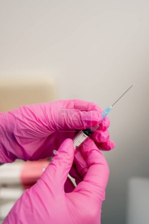 Téléchargez les photos : Fermer dans une clinique privée de la salle d'analyse où un médecin se prépare à administrer un vaccin - en image libre de droit