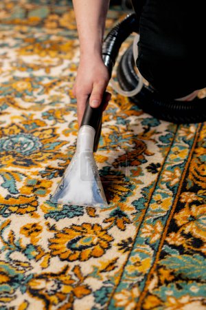 Foto de Cerca de limpieza profesional del apartamento el limpiador lava y aspira la alfombra de la suciedad - Imagen libre de derechos