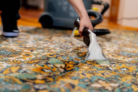 Foto de Cerca de limpieza profesional del apartamento el limpiador lava y aspira la alfombra de la suciedad - Imagen libre de derechos