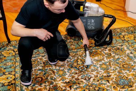 Foto de Top shot limpieza profesional del apartamento el limpiador lava y aspira la alfombra de la suciedad - Imagen libre de derechos