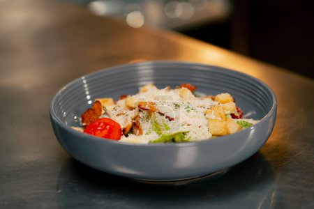 Téléchargez les photos : Close-up dans une cuisine professionnelle préparée salade grecque prête à servir aux invités - en image libre de droit