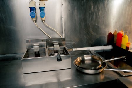 Foto de Una cocina limpia de hierro profesional con parafernalia de cocina para cocinar herramientas de cocina de alimentos - Imagen libre de derechos