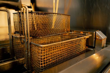 Foto de Primer plano en una cocina profesional hay una freidora doble en la mesa, un conjunto para papas fritas - Imagen libre de derechos