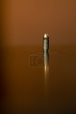 Foto de En un campo de tiro profesional hay bala de noveno calibre en una mesa negra informe introductorio - Imagen libre de derechos