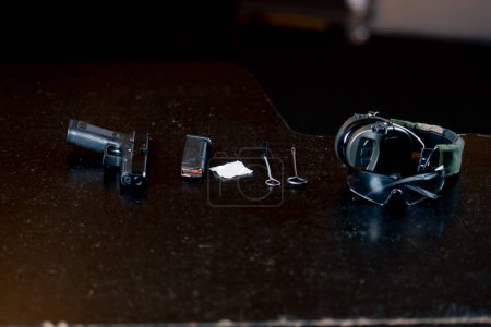 Téléchargez les photos : Dans un stand de tir professionnel sur une table noire atelier de pistolets briefing d'introduction à l'équipement professionnel - en image libre de droit