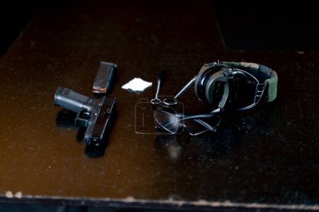 in einem professionellen Schießstand auf schwarzem Tisch Waffengeschäft professionelle Ausrüstung Einführungseinweisung