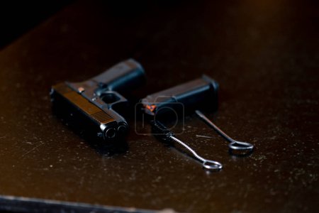 dans un stand de tir professionnel sur une table noire atelier de pistolets briefing d'introduction à l'équipement professionnel