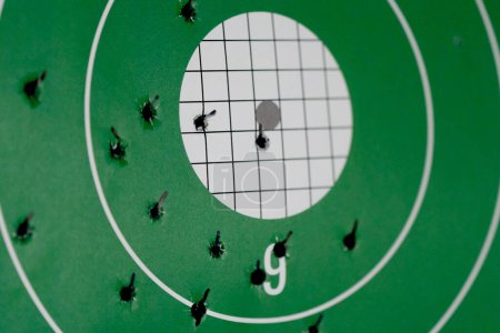 Foto de Primer plano en el campo de tiro profesional golpeó la ubicación objetivo de disparo profesional de impacto - Imagen libre de derechos