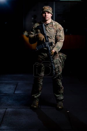 Foto de Un campo de tiro profesional un instructor de tácticas militares se para con un rifle de la OTAN - Imagen libre de derechos