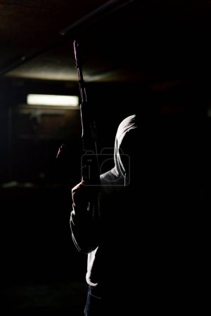 eine taktische Strategie Militärmann steht mit einem Gewehr im dunklen Kontrast Licht hinterleuchtet Silhouetten