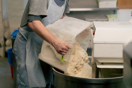 Foto de Primer plano en una cocina profesional como harina se vierte en una máquina mezcladora - Imagen libre de derechos