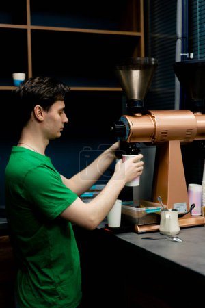 Téléchargez les photos : Un testeur de café dans une usine de café se prépare à tester le café fraîchement moulu de l'usine de torréfaction - en image libre de droit