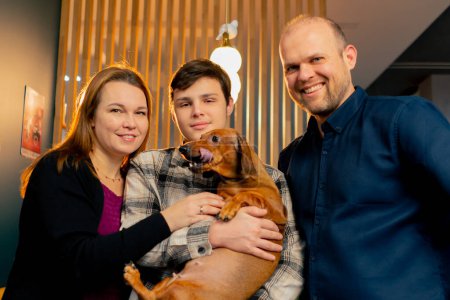 foto familiar con un pequeño dachshund en sus brazos en un café un momento feliz para toda la familia