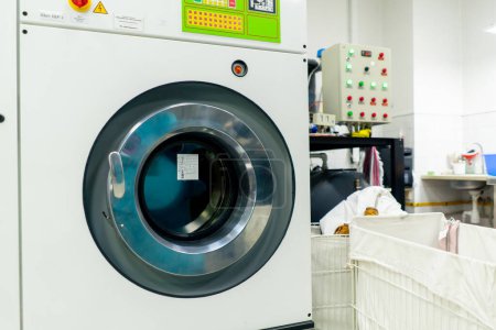 Téléchargez les photos : Nettoyage à sec professionnel lave-linge processus de lavage sur équipement délicat professionnel - en image libre de droit