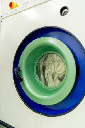 Téléchargez les photos : Close up nettoyage à sec professionnel lave-linge processus de lavage sur l'équipement délicat professionnel - en image libre de droit
