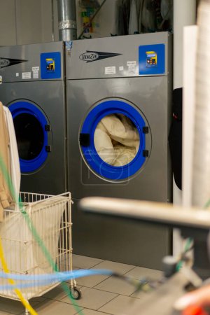 Téléchargez les photos : Close up professional dry cleaning washing machine washing process on professional delicate equipment - en image libre de droit