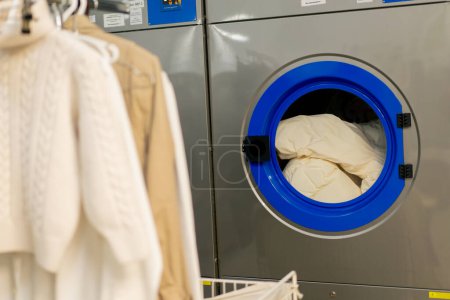Téléchargez les photos : Close up nettoyage à sec professionnel lave-linge processus de lavage sur l'équipement délicat professionnel - en image libre de droit