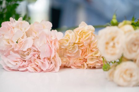 Foto de Primer plano del ramo de rosas rosadas frescas en una florería para la venta o para crear composiciones - Imagen libre de derechos