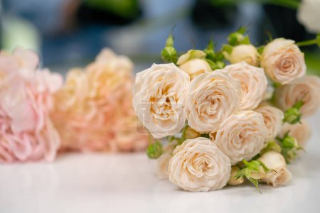 primer plano del ramo de rosas rosadas frescas en una florería para la venta o para crear composiciones