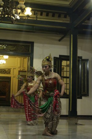 Téléchargez les photos : Solo, Indonésie, 24 mars 2018. Spectacle de danse traditionnelle au temple de Mangkunegaran, Solo. Comme une forme de maintien de la culture javanaise. - en image libre de droit