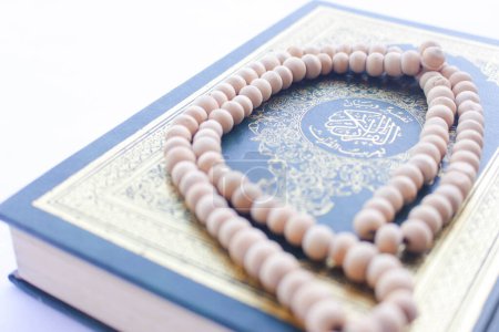 Koran und Tasbih werden von Muslimen für den Gottesdienst verwendet. Auf weißem Hintergrund