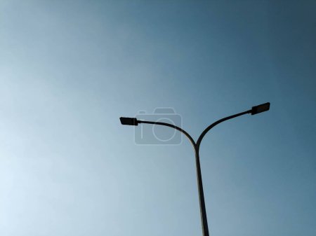 Straßenbeleuchtung auf blauem Himmel Hintergrund