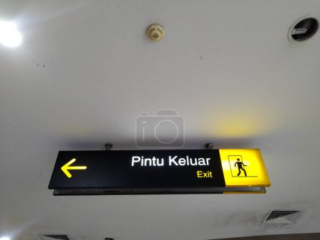"Exit "-Schild am Flughafen