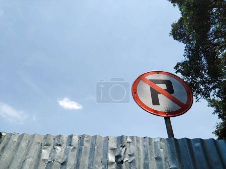 Un signo de prohibición "No Parking"
