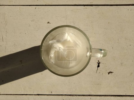 Hielo de coco en un recipiente de vidrio