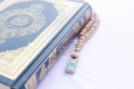 Le Coran et le Tasbih sont utilisés par les musulmans pour le culte. Sur fond blanc