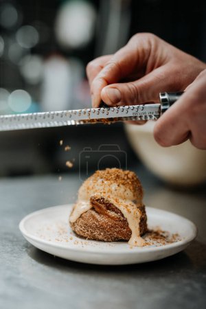 Téléchargez les photos : Vertical view of the unknown chief hand decorating cake at the restaurant. Pastry chef making sweet dessert cake concept - en image libre de droit