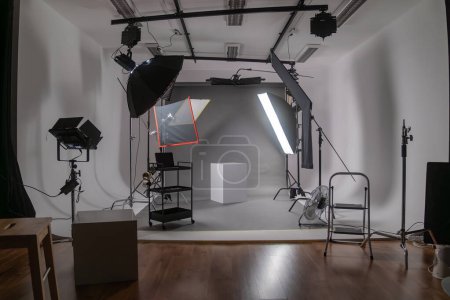 Téléchargez les photos : Intérieur du studio photo moderne avec des octabous et appareil photo professionnel sur trépied sur fond noir - en image libre de droit