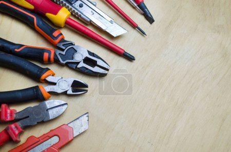 Téléchargez les photos : Différents types d'outils pour le travail : tournevis, pinces, pinces. Outils électriques et électromécaniques - en image libre de droit