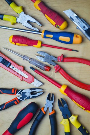 Téléchargez les photos : Différents types d'outils pour le travail : tournevis, pinces, pinces. Outils électriques et électromécaniques - en image libre de droit