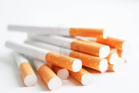 Cigarette, tabac à rouler en papier avec tube filtre, concept anti-tabac.