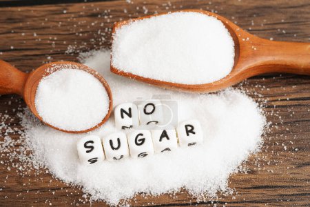 Foto de Sin azúcar, azúcar granulada dulce con texto, prevención de la diabetes, dieta y pérdida de peso para una buena salud. - Imagen libre de derechos