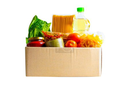Foto de Alimentos en caja de donaciones aislados sobre fondo blanco con camino de recorte para voluntarios para ayudar a las personas. - Imagen libre de derechos