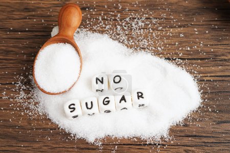 Sin azúcar, azúcar granulada dulce con texto, prevención de la diabetes, dieta y pérdida de peso para una buena salud.