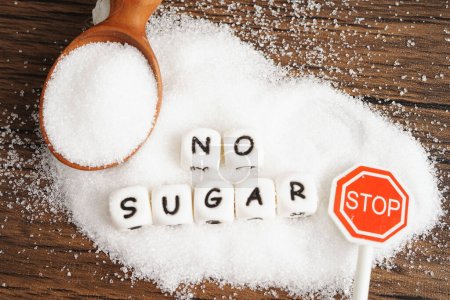 Foto de Sin azúcar, azúcar granulada dulce con texto, prevención de la diabetes, dieta y pérdida de peso para una buena salud. - Imagen libre de derechos