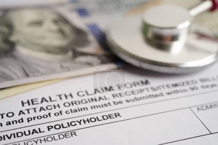 Gesundheitsbeschwerdeformular mit Stethoskop und US-Dollar-Banknoten, unfallmedizinisches Versicherungskonzept.