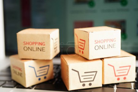 Foto de Compras en línea, Cesta de la compra en el ordenador portátil con gráfico, exportación de importación, comercio financiero. - Imagen libre de derechos