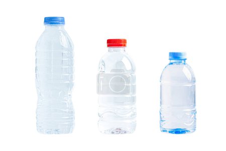 Kunststoff-Wasserflasche mit leeren zerknüllt verwendet isoliert auf weißem Hintergrund, Wiederverwendung, Recycling, Verschmutzung, Umwelt, Ökologie, Abfallkonzept. 