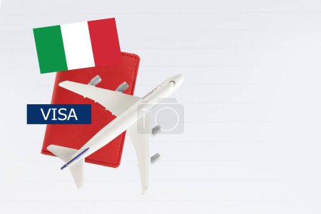 Italien Visum und Reisepass mit Flugzeug und Flagge auf weißem Hintergrund mit Kopierraum.