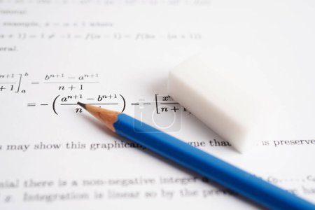 Téléchargez les photos : Crayon sur papier d'exercice de formule mathématique à l'école d'éducation. - en image libre de droit
