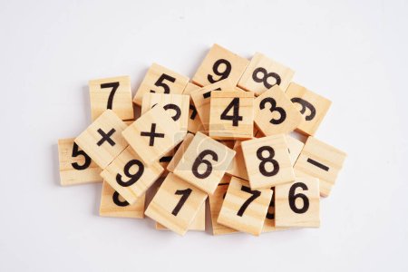 Foto de Números cubos de bloques de madera para el aprendizaje Matemáticas, educación concepto de matemáticas. - Imagen libre de derechos