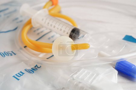 Téléchargez les photos : Le cathéter Foley et le sac de drainage urinaire recueillent l'urine pour l'invalidité ou le patient à l'hôpital. - en image libre de droit