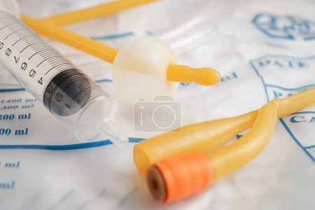Foto de El catéter Foley y la bolsa de drenaje de orina recogen orina para discapacitados o pacientes en el hospital. - Imagen libre de derechos