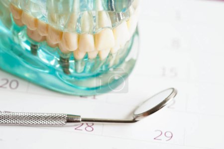 Foto de Recordatorio de cita dental en calendario, dientes sanos, cuidado de la salud dental. - Imagen libre de derechos