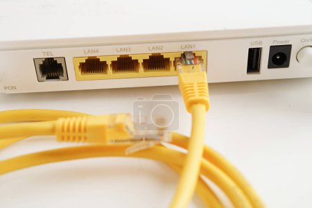 Foto de Cable Ethernet con router inalámbrico conectado a la red de proveedores de servicios de Internet. - Imagen libre de derechos